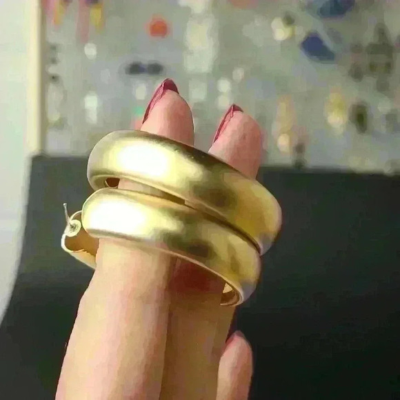 Gold tone earrings - Picture 9 of 14